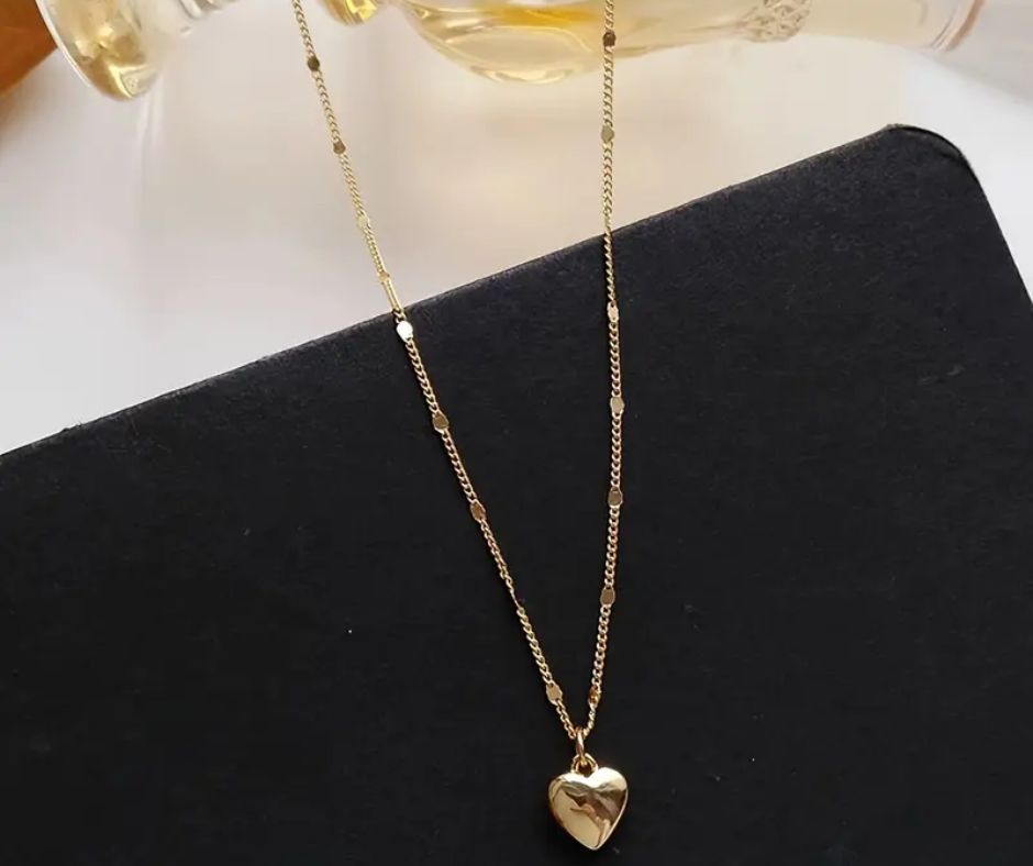 Golden Heart Pendant Necklace – Timeless Elegance for Every Occasion